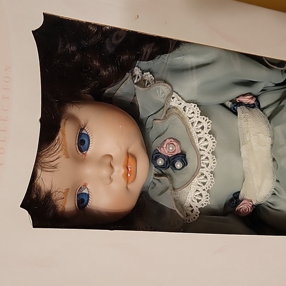 Elizabeth Porcelain Doll by Cracker Barrel American Classics Collection - Picture 3 of 8